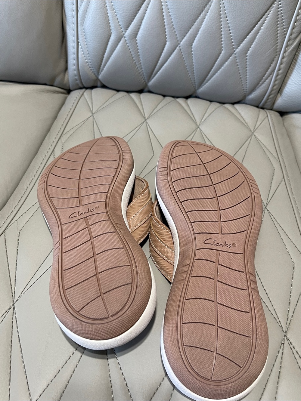 Clarks tan and white leather thong sandals - Picture 7 of 7
